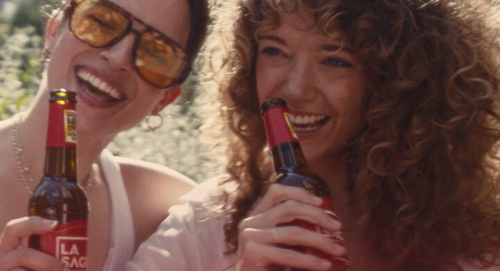 Dos chicas, sonrientes, con un tercio de La Sagra en la mano